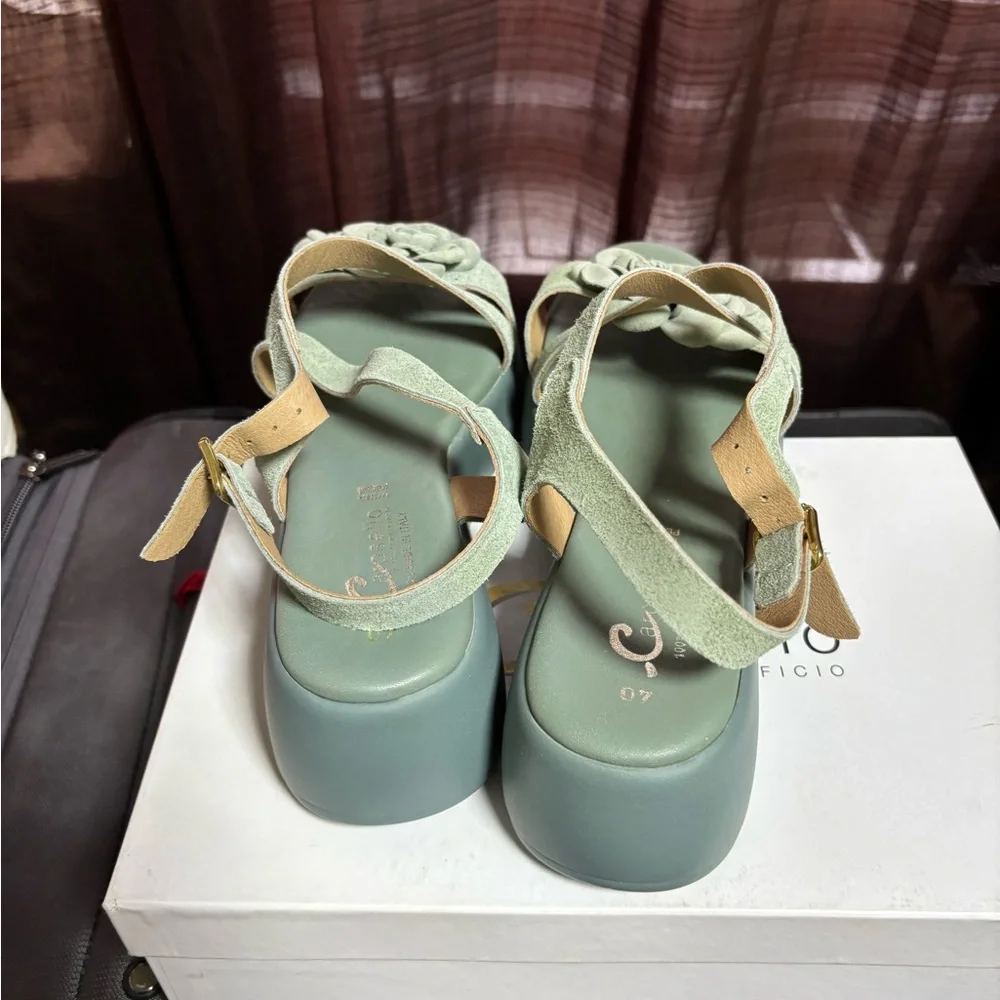 Chic Green Platform Sandals with Floral Accents